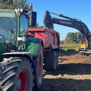 Bagger mit Traktor und Mulde